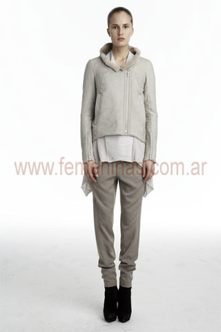 Remera irregular chaqueta corta cuello piel pantalon Helmut Lang